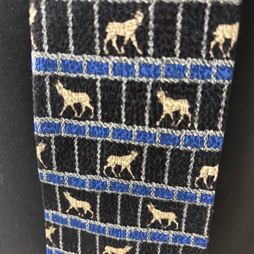 Metropolitan Museum of Art Ancient Motif 100% Silk Tie - Picture 4 of 5